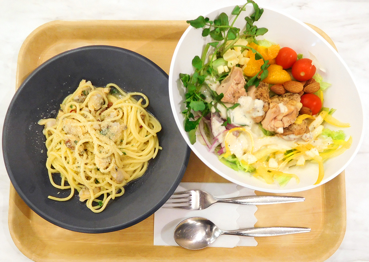 ボリュームと栄養満点の「MOLパワーサラダ」とこの日のおすすめメニューのボンゴレビアンコ